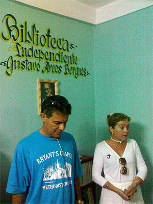  Librado Linares , y su esposa la dama de blanco Magalis, en la inaugur ación de la bibliot inauguración de la biblioteca