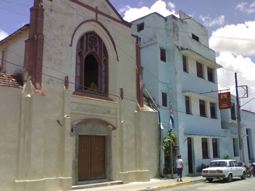 Templo de la iglesia Metodista de Santa Clara, a su lado la propiedad expropiada de lo que fue el Colegio Metodista donde ahora funciona el PCC Municipal