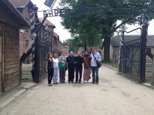Junto a amigos en mi reciente visita a Polonia bajo el cartel EL TRABAJO HACE LIBRES en la entrada al campo de concentración en Auschwitz