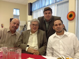 Junto a uno de los jubilados no retirados: el Dr. Marcos antonio Ramos; y los líderes Pablo Miret y Luis Estevez