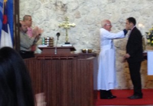 recibiendo la medalla ¨Príncipe de Paz¨ de manos del Rev. Lenier Gallardo