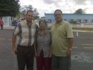 Junto a la madre enferma de Ernesto Borges y su hermano Cesar a nuestra salida del Combinado del Este