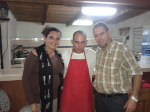 @yoaxism y @maritovoz en buena con el cocinero y anfitrión "Don Rafael".