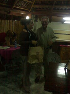 @yoaxism haciendo entrega al Profesor Amador Blanco Hernández del Premio Patmos 2014