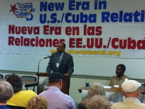 Al fondo de John McCullough la campaña publicitaria en pro de la liberación de espias cubanos en USA