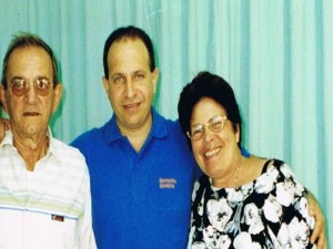 Rolando Sarraf Trujillo en compañía de sus padres