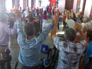 El fori se cerro con un inmenso circulo de los participantes tomados de la mano entonando la "Guajira guantanamera'