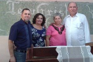 Yoaxis y Mario, coordinadores de Patmos, junto a Reina y Daniel Josué Pérez, líderes de los bautistas bereanos en Cuba. En el aniversario 19 de su reorganización.