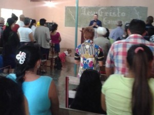 El autor, celebrando a nombre de Patmos con los bautistas bereanos en Arroyón, Chaparra, Las Tunas