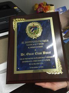 Placa entregada por el Instituto Patmos al Dr. Oscar Elias Biscet