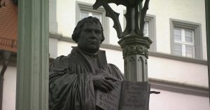 Estatua de Martín Lutero con la sola scritura, en Alemania 
